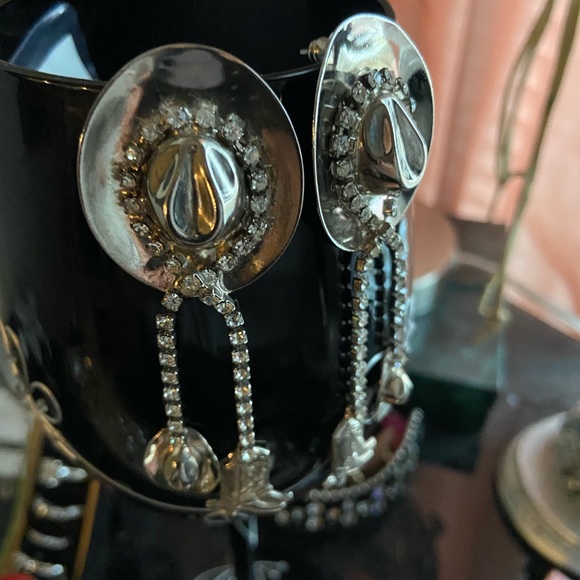 Cow girl crystal dangle earrings - Picture 10 of 13